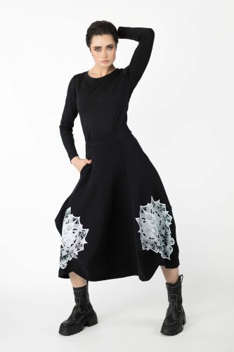 spódnica-czarna-origami-z-apliacją-i-czarna-z-bluzka-z-aplikacją-na-tyle-ravel-kolekcja-BLACK-marka-vippi-design-4.jpg