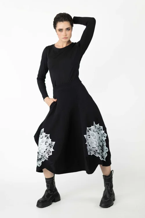 spódnica-czarna-origami-z-apliacją-i-czarna-z-bluzka-z-aplikacją-na-tyle-ravel-kolekcja-BLACK-marka-vippi-design-4.jpg