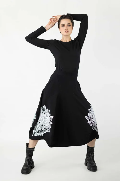 spódnica-czarna-origami-z-apliacją-i-czarna-z-bluzka-z-aplikacją-na-tyle-ravel-kolekcja-BLACK-marka-vippi-design-2.jpg