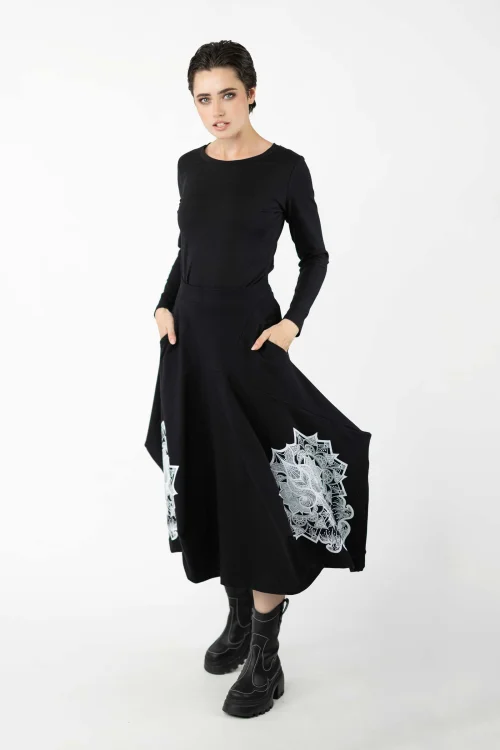 spódnica-czarna-origami-z-apliacją-i-czarna-z-bluzka-z-aplikacją-na-tyle-ravel-kolekcja-BLACK-marka-vippi-design.jpg