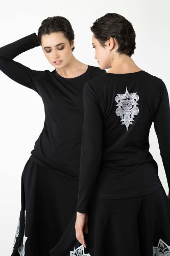 bluzka-czarna-z-aplikacją-ravel-na-tyle-BLOOM-kolekcja-BLACK-marka-vippi-design-3.jpg
