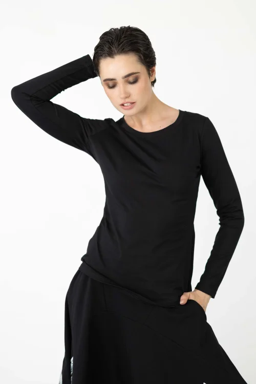 bluzka-czarna-z-aplikacją-ravel-na-tyle-BLOOM-kolekcja-BLACK-marka-vippi-design-2.jpg