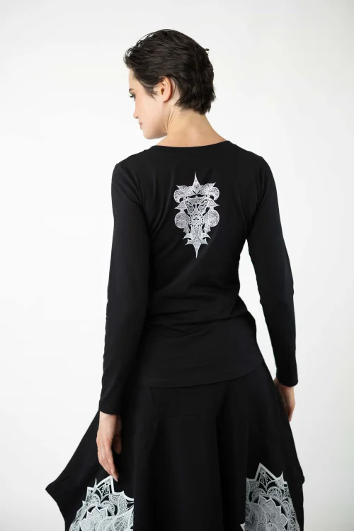 bluzka-czarna-z-aplikacją-ravel-na-tyle-BLOOM-kolekcja-BLACK-marka-vippi-design.jpg