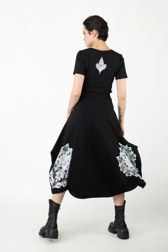 spódnica-czarna-origami-z-apliacją-AKHA-i-bluzka-czarna-z-aplikacją-na-tyle-BLOOM-kolekcja-BLACK-marka-vippi-design-3.jpg