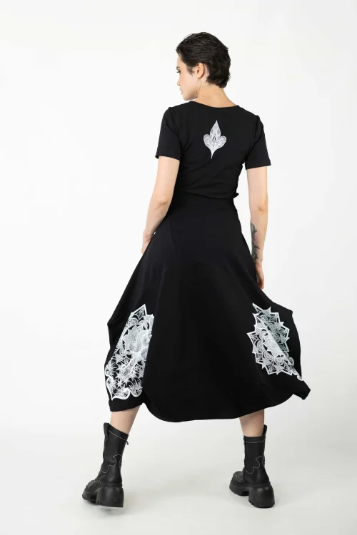 spódnica-czarna-origami-z-apliacją-AKHA-i-bluzka-czarna-z-aplikacją-na-tyle-BLOOM-kolekcja-BLACK-marka-vippi-design-3.jpg