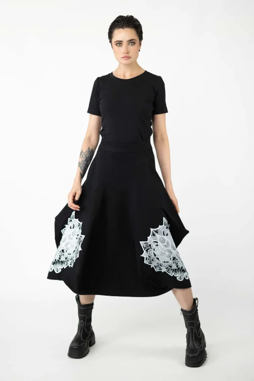 spódnica-czarna-origami-z-apliacją-AKHA-i-bluzka-czarna-z-aplikacją-na-tyle-BLOOM-kolekcja-BLACK-marka-vippi-design-6.jpg