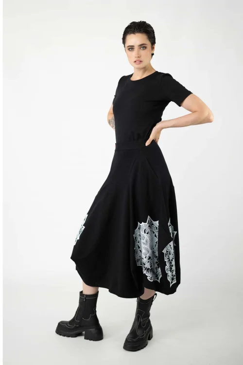 spódnica-czarna-origami-z-apliacją-AKHA-i-bluzka-czarna-z-aplikacją-na-tyle-BLOOM-kolekcja-BLACK-marka-vippi-design-5.jpg
