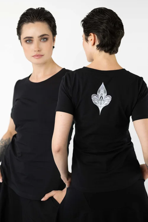 bluzka-czarna-z-aplikacją-na-tyle-bloom-kolekcja-BLACK-marka-vippi-design-4.jpg