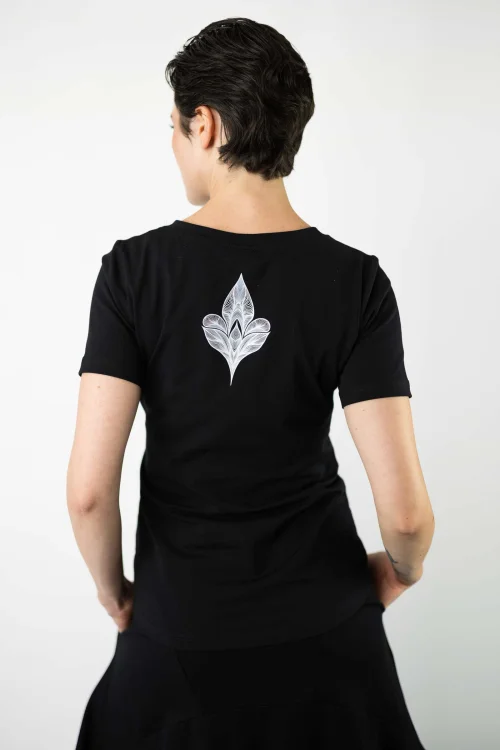 bluzka-czarna-z-aplikacją-na-tyle-bloom-kolekcja-BLACK-marka-vippi-design.3.jpg