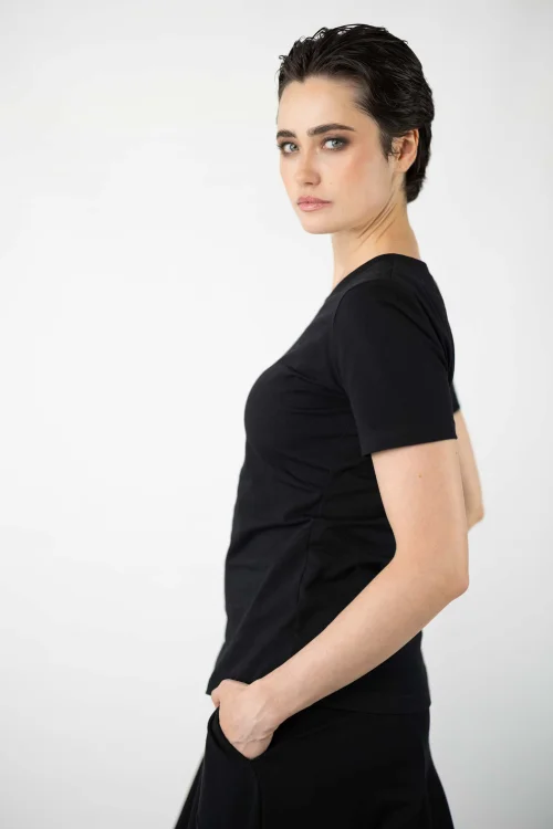 bluzka-czarna-z-aplikacją-na-tyle-bloom-kolekcja-BLACK-marka-vippi-design.jpg