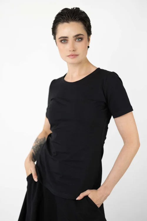 bluzka-czarna-z-aplikacją-na-tyle-kolekcja-BLACK-marka-vippi-design.jpg