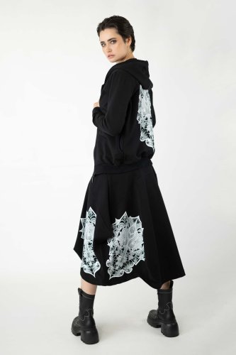 spódnica-czarna-origami-z-apliacją-i-czarna-z-bluzka-z-aplikacją-na-tyle-raveli-bluza-bomberka-czarna--kolekcja-BLACK-marka-vippi-design-9.jpg