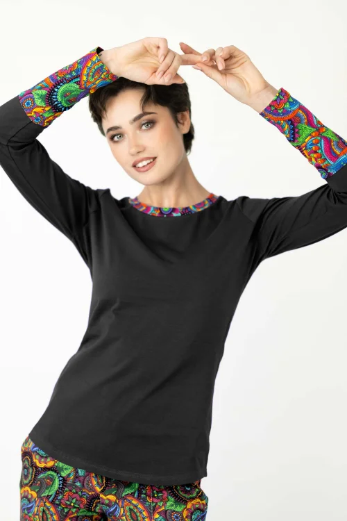 bluzka-czarna-z-kolorowymi-mankietami-kolekcja-BLISS-marka-Vippi-design.jpg