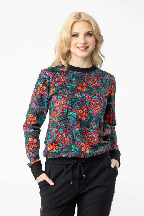 bluzka-sportowa-kolorowa-i-spodnie-czarne-z-lampasami-kolekcja-marka-Vippi-design-8.jpg