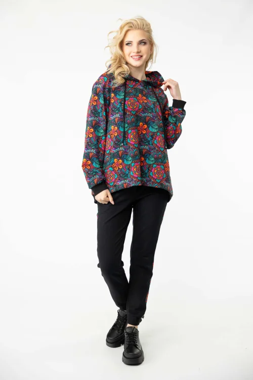 bluza-luźna-kolorowa-i-spodnie-czarne-z-lampasami-kolekcja-marka-Vippi-design.jpg