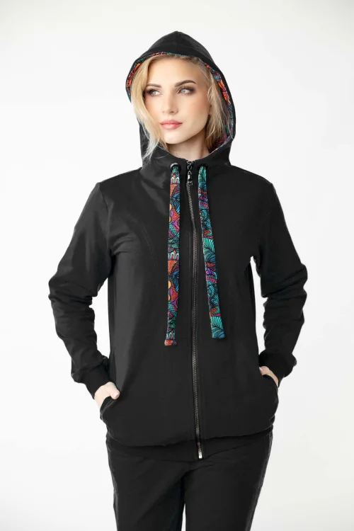 bluza-z-kapturem-i-golferm-czarnai-spodnie-czarne-z-lampasami-marka-Vippi-design-10.jpg
