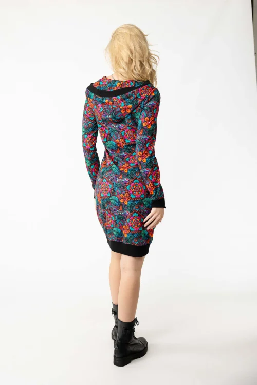 sukienka-mini-kolorowa-z-kapturem-marka-Vippi-design-4.jpg