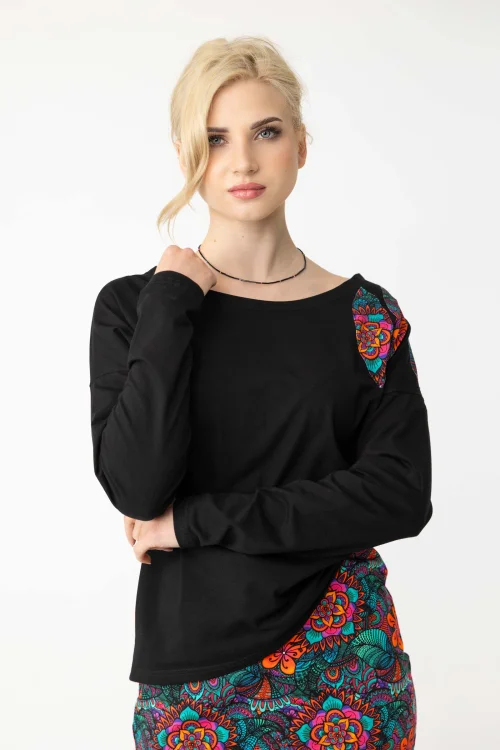 bluzka-czarna-trapezowa-z-aplikacją-na-ramieniu-marka-Vippi-design.jpg