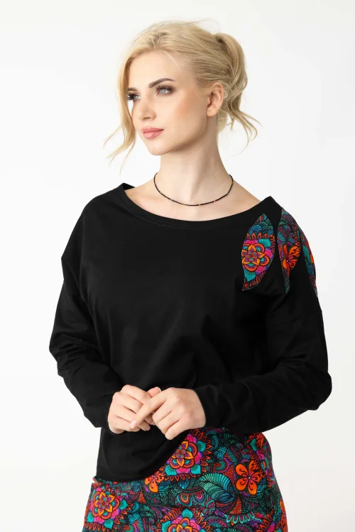 bluzka-czarna-trapezowa-z-aplikacją-na-ramieniu-marka-Vippi-design.2.jpg
