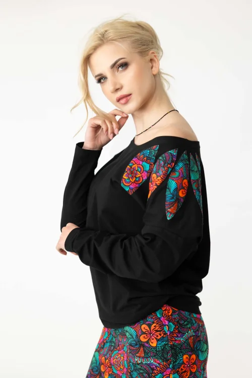 bluzka-czarna-trapezowa-z-aplikacją-na-ramieniu-marka-Vippi-design.-3.jpg