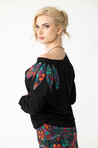 bluzka-czarna-trapezowa-z-aplikacją-na-ramieniu-marka-Vippi-design.4.jpg