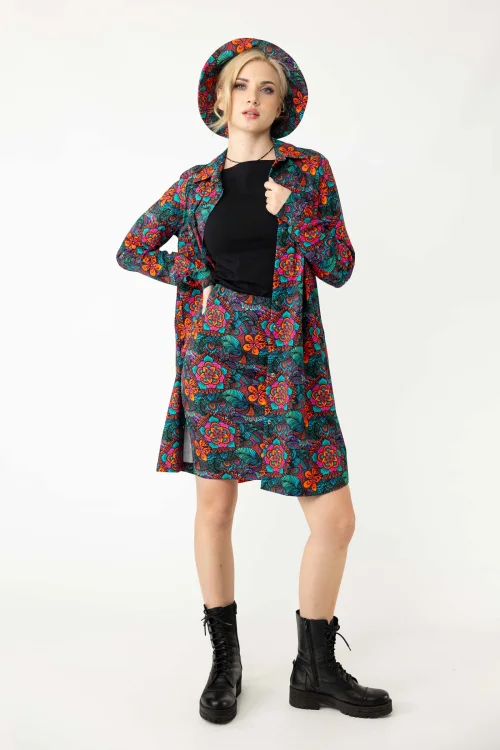 spódnica-mini-prosta-kolorowa-i-bluzka-czarna-z-prostym-dekoltem-i-kapelusz-i-sukienka-mini-koszulowa-marka-Vippi-design-3.jpg