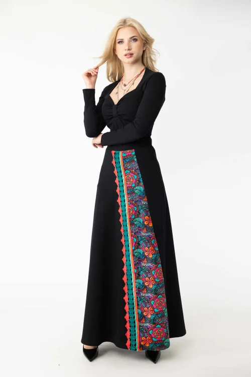 spódnica-długa-z-szydełkową-koronka-i-bluzka-czarna-dekolt-serce-marka-Vippi-design-4.jpg
