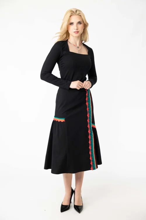 spódnica-midi-z-szydełkowymi-korrronkami-i-falbanami-koronką-i-bluzka-czarna-dekolt-karo-marka-Vippi-design-1.jpg