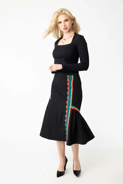 spódnica-midi-z-szydełkowymi-korrronkami-i-falbanami-koronką-i-bluzka-czarna-dekolt-karo-marka-Vippi-design-2.jpg