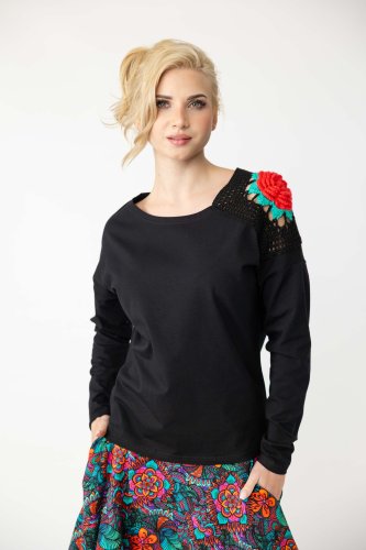 bluzka-czarna-trapezowa-z-kwiatem-na-ramieniu--marka-Vippi-design.jpg