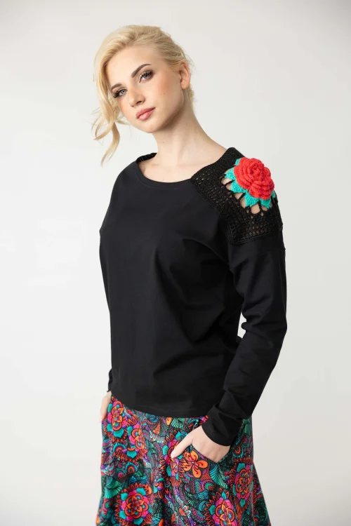 bluzka-czarna-trapezowa-z-kwiatem-na-ramieniu--marka-Vippi-design-2.jpg