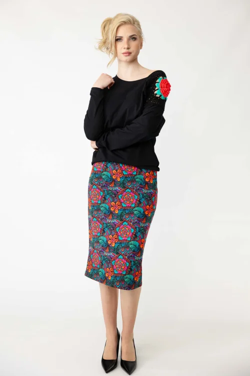 bluzka-czarna-trapezowa-z-kwiatem-na-ramieniu-i-spódnica-midi-z-godetem-marka-Vippi-design-4.jpg