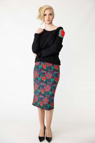 bluzka-czarna-trapezowa-z-kwiatem-na-ramieniu-i-spódnica-midi-z-godetem-marka-Vippi-design-4.jpg