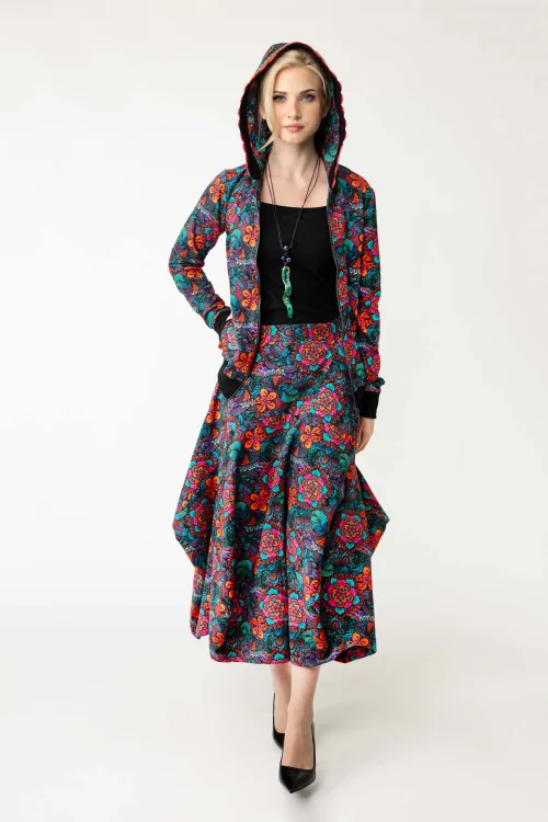 bluzka-czarna-dekolt-karo-i-spódnica-midi-origami-kolorowa-i-bluza-bomberka-marka-Vippi-design-7.jpg