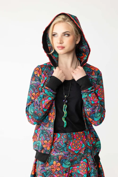 bluzka-czarna-dekolt-karo-i-spódnica-midi-origami-kolorowa-i-bluza-bomberka-marka-Vippi-design-9.jpg