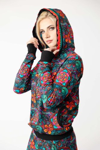 bluzka-czarna-dekolt-karo-i-spódnica-midi-origami-kolorowa-i-bluza-bomberka-marka-Vippi-design-12.jpg