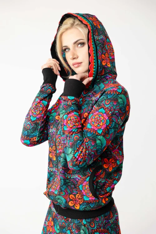 bluzka-czarna-dekolt-karo-i-spódnica-midi-origami-kolorowa-i-bluza-bomberka-marka-Vippi-design-12.jpg