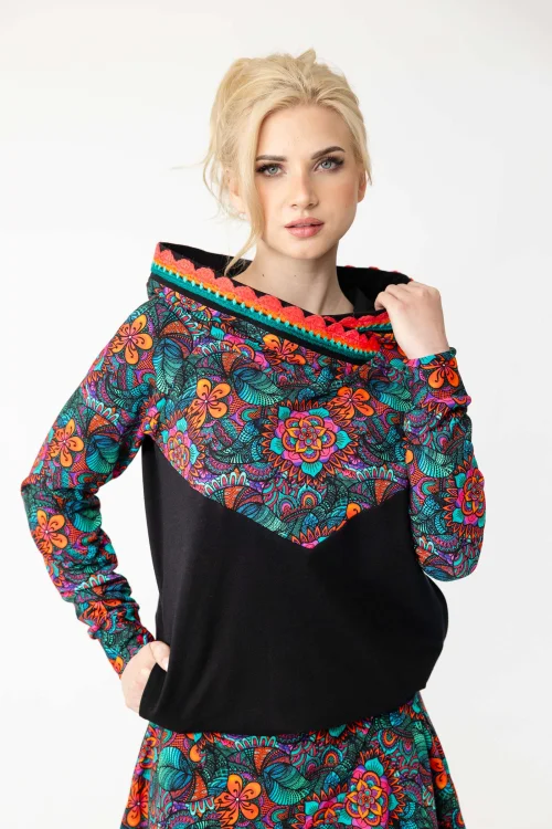 bluza-z-kapturem-i-szydełkową-koronką-i-spódnica-długa-origami-kolorowa-i-bluza-bomberka-marka-Vippi-design-2.jpg