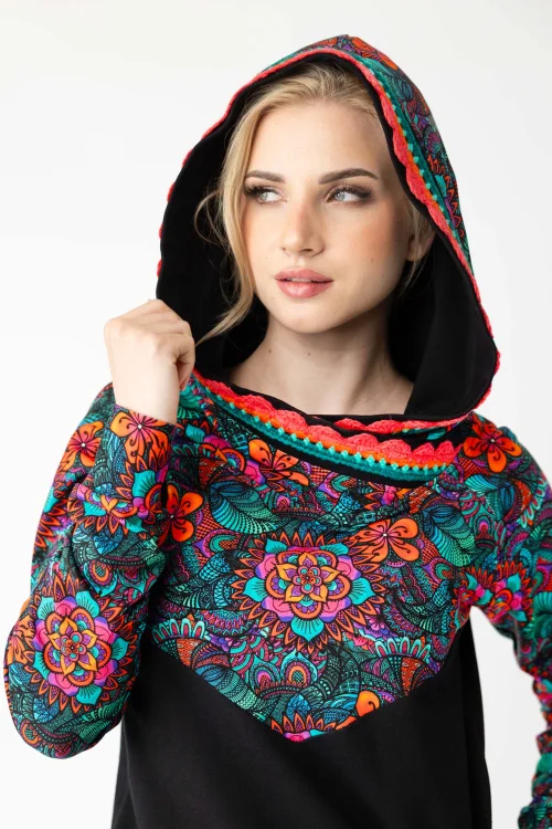 bluza-z-kapturem-i-szydełkową-koronką-i-spódnica-długa-origami-kolorowa-i-bluza-bomberka-marka-Vippi-design-3.jpg