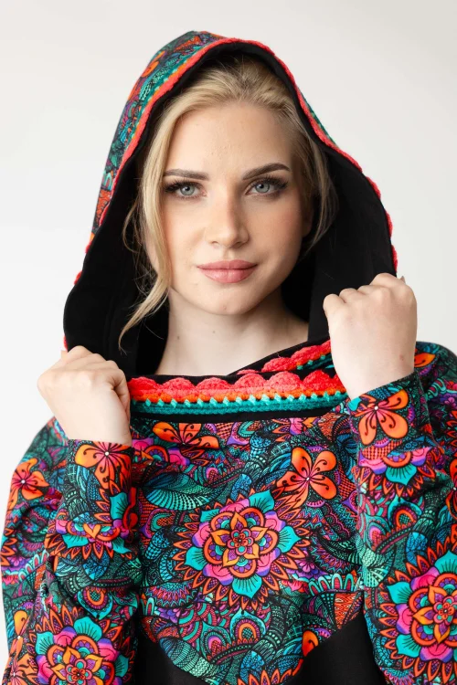 bluza-z-kapturem-i-szydełkową-koronką-i-spódnica-długa-origami-kolorowa-i-bluza-bomberka-marka-Vippi-design-4.jpg