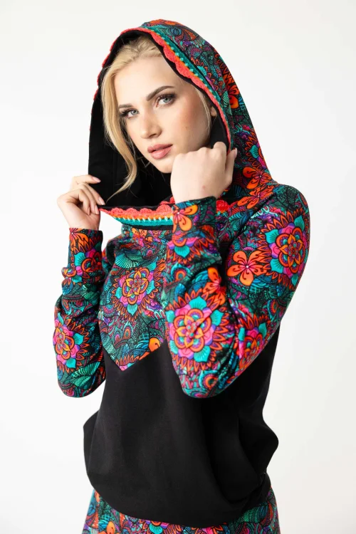 bluza-z-kapturem-i-szydełkową-koronką-i-spódnica-długa-origami-kolorowa-i-bluza-bomberka-marka-Vippi-design-5.jpg