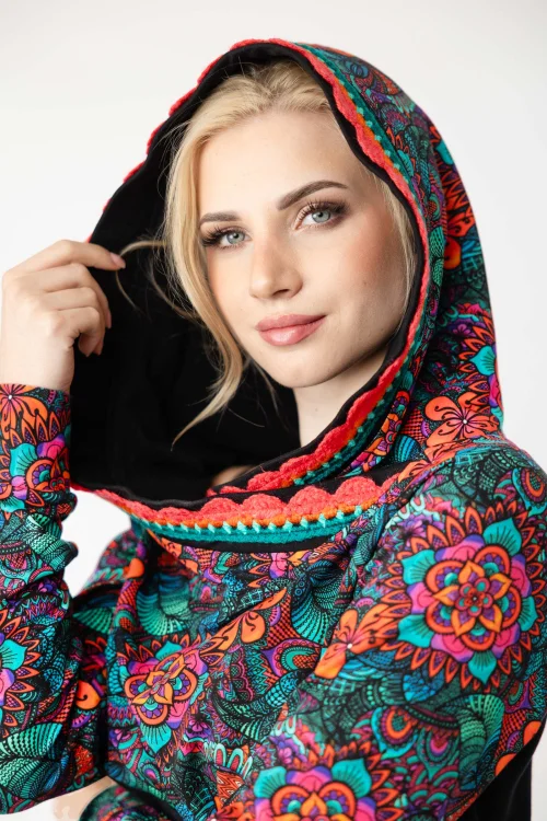 bluza-z-kapturem-i-szydełkową-koronką-i-spódnica-długa-origami-kolorowa-i-bluza-bomberka-marka-Vippi-design-6.jpg