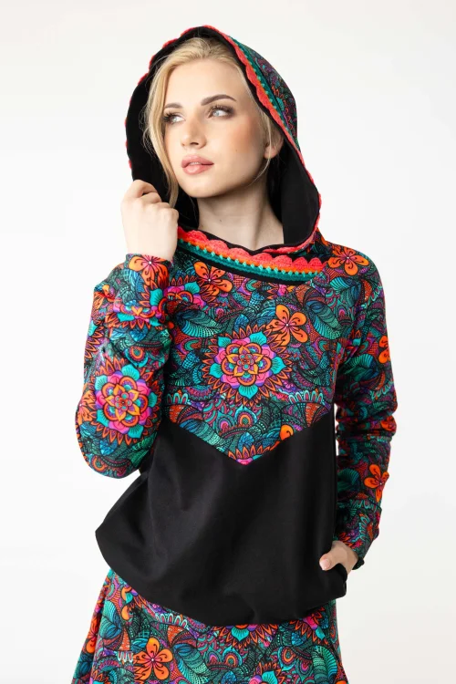 bluza-z-kapturem-i-szydełkową-koronką-i-spódnica-długa-origami-kolorowa-i-bluza-bomberka-marka-Vippi-design-7.jpg