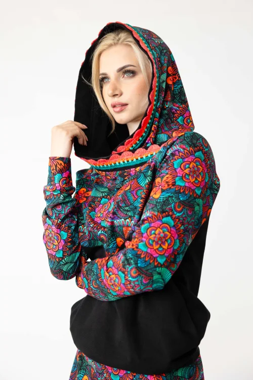 bluza-z-kapturem-i-szydełkową-koronką-i-spódnica-długa-origami-kolorowa-i-bluza-bomberka-marka-Vippi-design-8.jpg