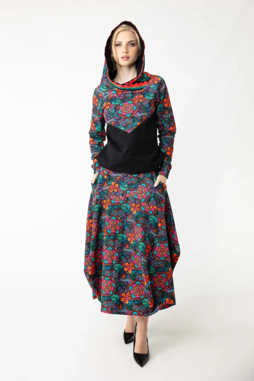 bluza-z-kapturem-i-szydełkową-koronką-i-spódnica-długa-origami-kolorowa-i-bluza-bomberka-marka-Vippi-design-9.jpg