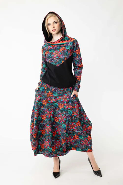 bluza-z-kapturem-i-szydełkową-koronką-i-spódnica-długa-origami-kolorowa-i-bluza-bomberka-marka-Vippi-design-10.jpg