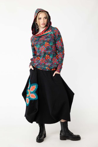 bluza-z-kapturem-i-szydełkową-koronką-i-spódnica-czarna-origami-z-szydełkowym-kwiatem--marka-Vippi-design-10.jpg