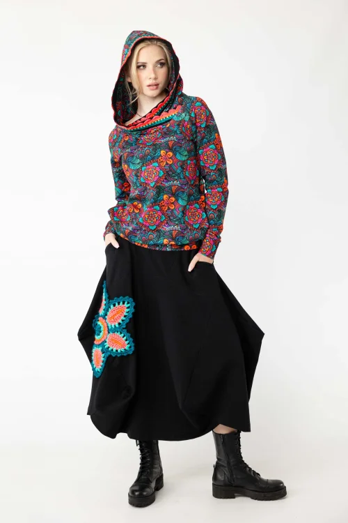 bluza-z-kapturem-i-szydełkową-koronką-i-spódnica-czarna-origami-z-szydełkowym-kwiatem--marka-Vippi-design-10.jpg