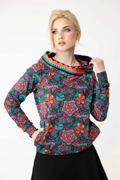bluza-z-kapturem-i-szydełkową-koronką-marka-Vippi-design.jpg
