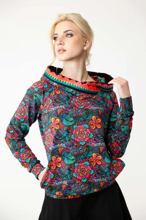 bluza-z-kapturem-i-szydełkową-koronką-marka-Vippi-design-2.jpg